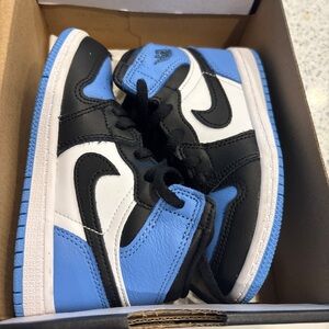 Jordan 1 Retro High OG (TD) in black,white, and university blue leather. Kids 9C